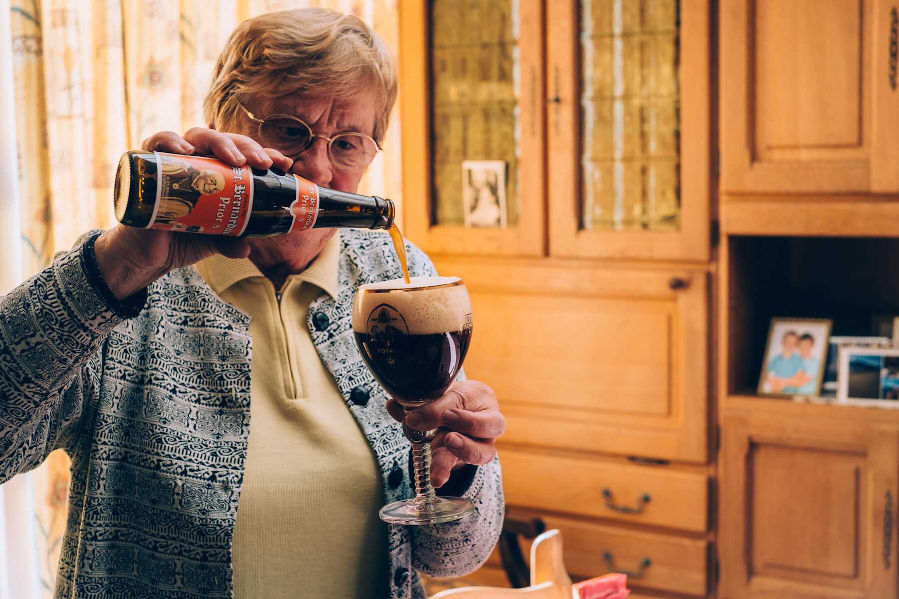 Он старше и пьет. Старушка с бокалом. Пожилая женщина с бокалом. Старая женщина пьет. Старуха с пивом.