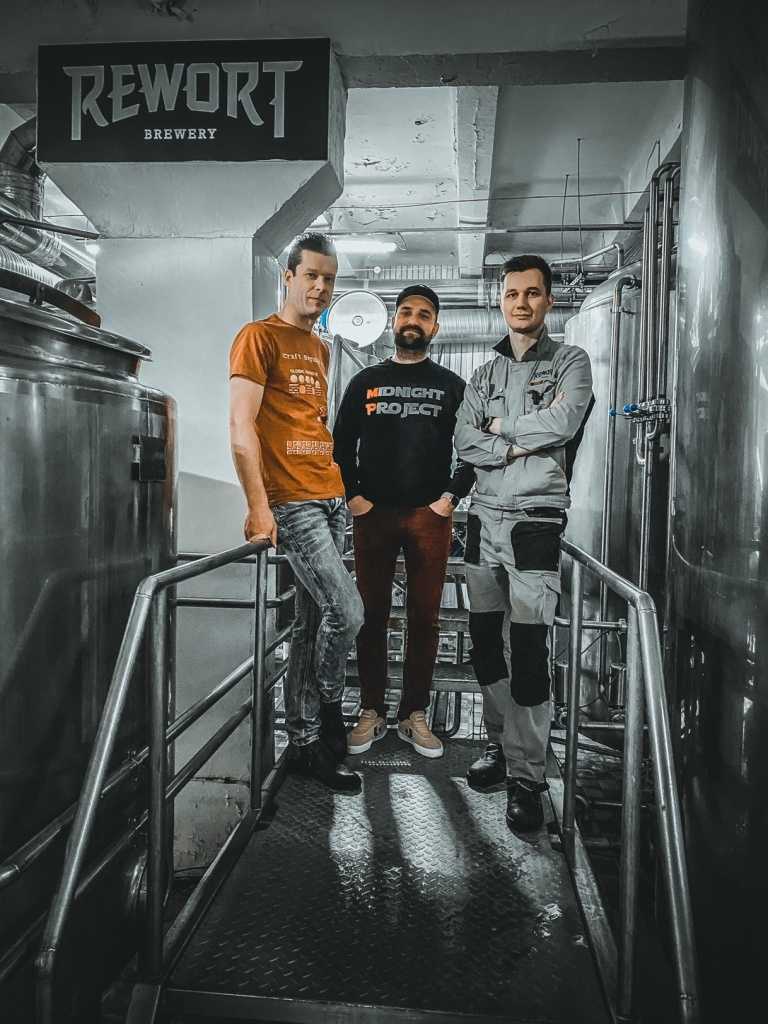 Коллаборация с баром Craft Republic (Антон Гудзон, слева), пивоварней Midnight Project (Алексей Фадеенко, в центре) и Rewort (Антон Васильев) Коллаборация с баром Craft Republic (Антон Гудзон, слева), пивоварней Midnight Project (Алексей Фадеенко, в центре) и Rewort (Антон Васильев)